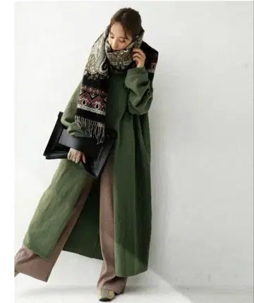 안티카 패턴 토르소 슬릿 하이넥 원피스 Free