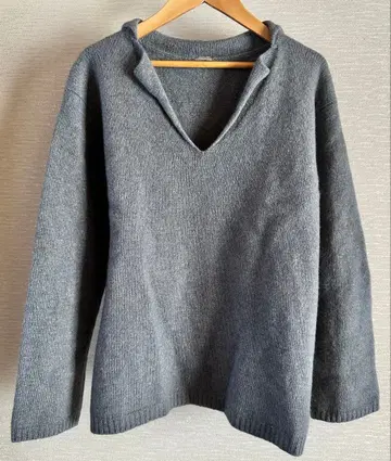 마가렛호웰 MARGARET HOWELL 그레이 계열 V넥 스웨터