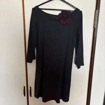 다크 그레이 오프숄더 7부 소매 원피스