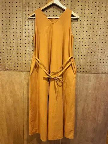 Lin francais d'antan 코튼 V넥 슬리브리스 원피스