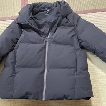 유니클로 심리스 다운 후드티 블랙