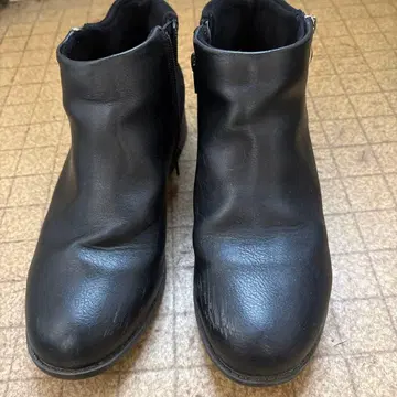 블랙 가죽과 스웨이드 숏부츠