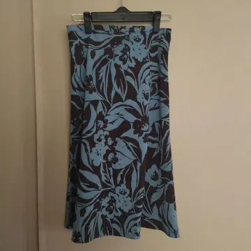 la.f - 라에프 플레어 스커트 파랑과 브라운 꽃무늬 무릎 기장