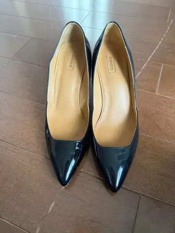 블랙 에나멜 스틸레토 하이힐