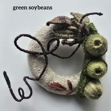 입체 자수 리스 브로치