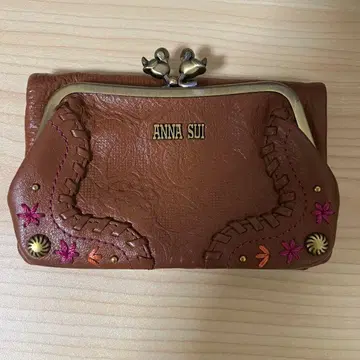 안나수이 (ANNA SUI) 허밍 금속 장식 접이식 지갑