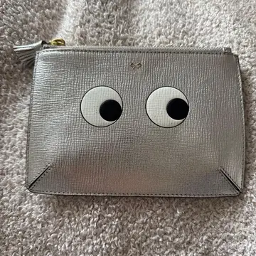 ANNA HINDMARCH 실버 파우치 눈 디자인