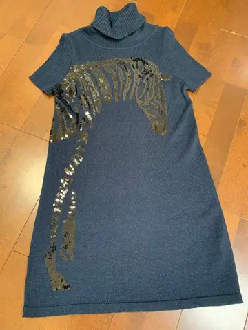 제브라 패턴 스팽글 장식 터틀넥 원피스