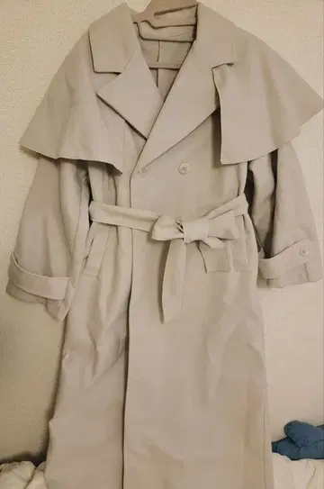 케이프 포함 베이지 롱 코트 미사용품