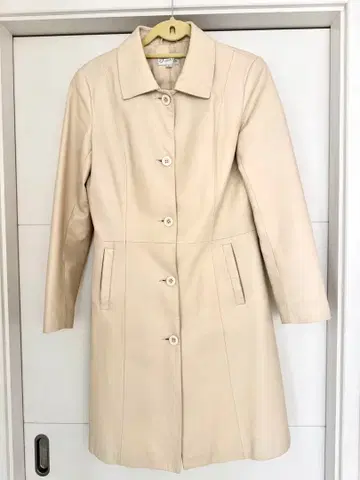 아이보리 가죽 롱 코트