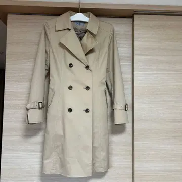 베이지 더블 브레스트 트렌치코트