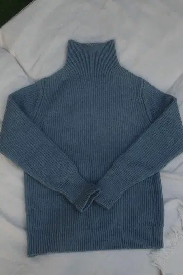 리브 짜임 터틀넥 니트