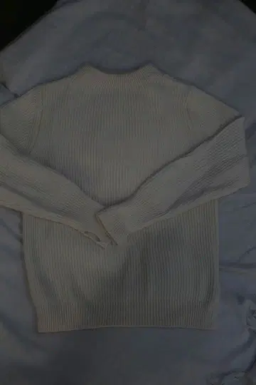 화이트 리브 짜임 하이넥 스웨터