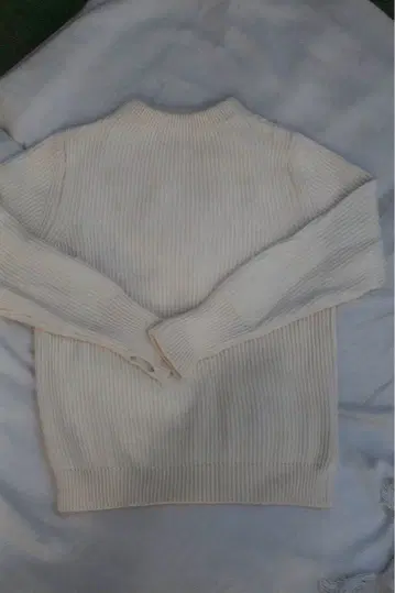 화이트 리브 짜임 하이넥 스웨터