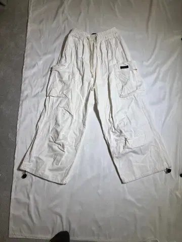 화이트 카고 팬츠 복수 포켓