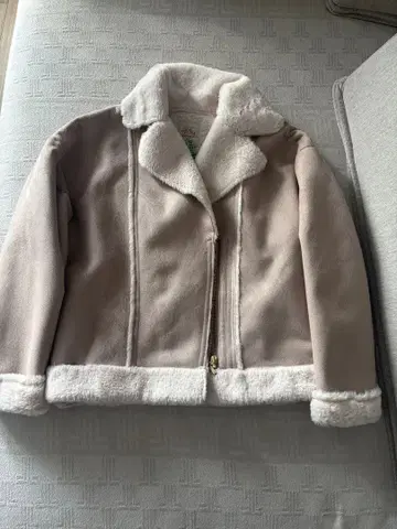 Noela 베이지 무스탕 코트