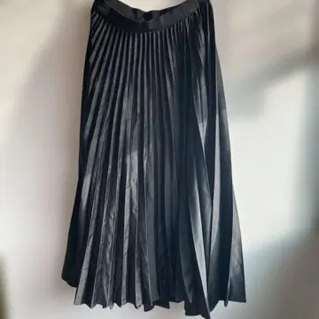 새상품급 UNIQLO x Theory 블랙 플리츠 스커트