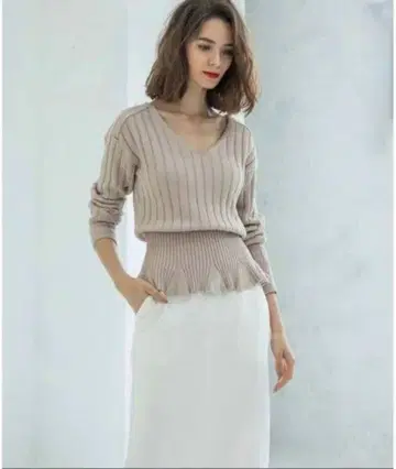 페플럼 V넥 풀오버 니트 에마 테일러
