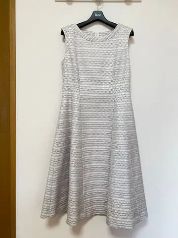 슬리브리스 A라인 원피스 화이트 핑크