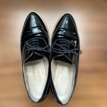 BARCLAY 에나멜 블랙 레이스업 슈즈