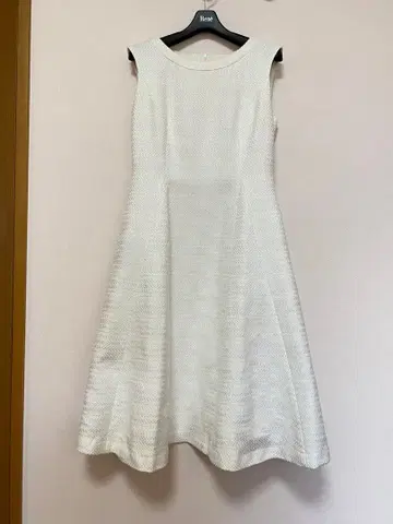 Rene 루네 화이트 슬리브리스 무릎 기장 원피스