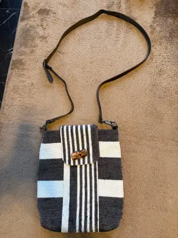 화이트와 블랙 스트라이프 숄더백