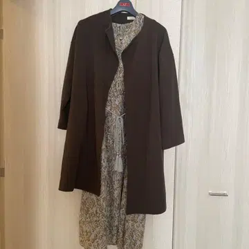 B.C STOCK 꽃무늬 원피스와 브라운 코트 세트