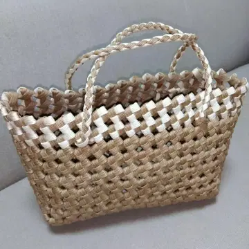 베이지와 화이트의 바스켓백