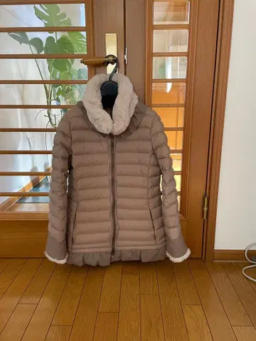 후드 부착 베이지 다운 자켓