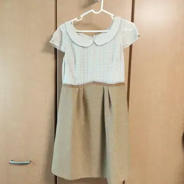 슬리브리스 카라 부착 무릎 기장 원피스 베이지