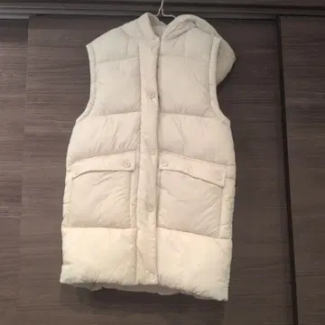 화이트 다운 베스트 후드 부착