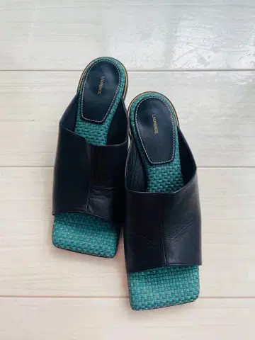 새상품급 LAURENCE 뮬 샌들 가죽 36 1/2