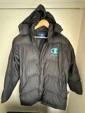 Champion 블랙 다운 자켓 후드 부착