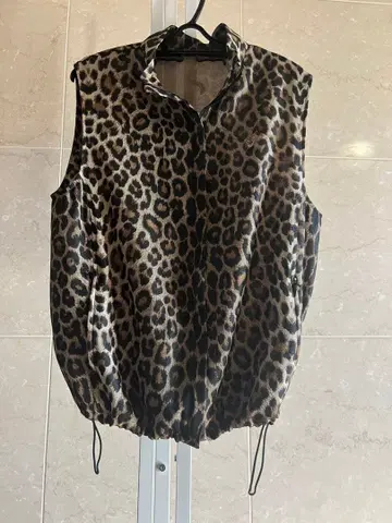 이타리야 베스트 11 레오파드 무늬 집업 슬리브리스 상의