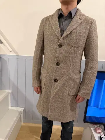 헤링본 무늬 베이지 롱 코트