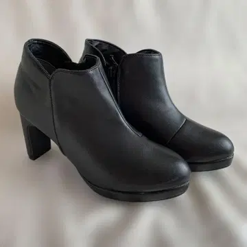 지퍼 달린 블랙 앵클부츠