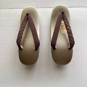 장식이 달린 브라운 조리