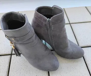 그레이 스웨이드 태슬 부츠