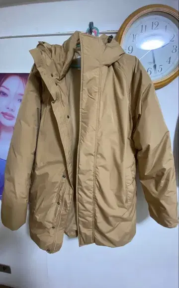 베이지 후드 부착 다운 자켓