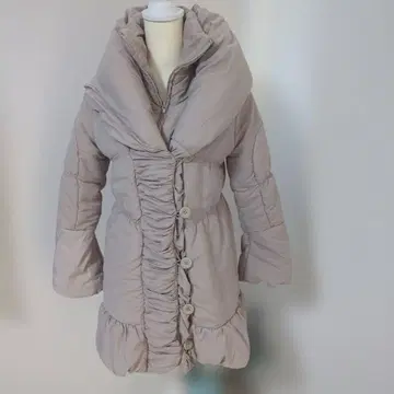 프릴 달린 베이지 다운 자켓