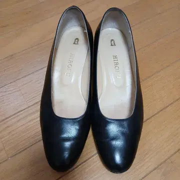 HIROFU 블랙 가죽 펌프스 로우힐