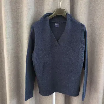 HUMAN WOMAN 네이비 V넥 니트