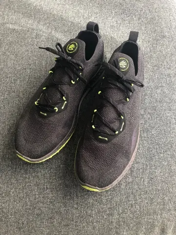 언더아머 카리 골프화