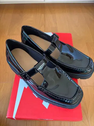 볼륨 밑창 T 스트랩 신발 GU