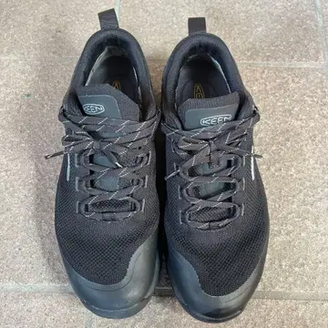 KEEN 블랙 스니커즈