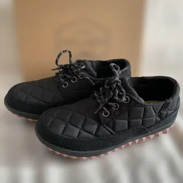 TOKYO Camp Go 블랙 퀼팅 스파이크 밑창 신발