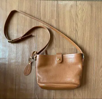 마가렛호웰 가죽 사선 숄더백