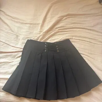 블랙 미니 플리츠 스커트 프론트 레이스업