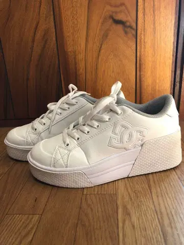 DC 통굽 화이트 스니커즈 25cm