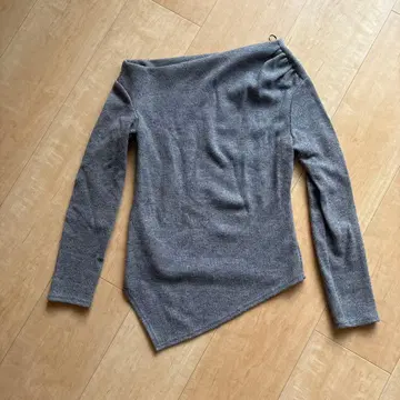 ZARA 그레이 비대칭 오프숄더 니트
